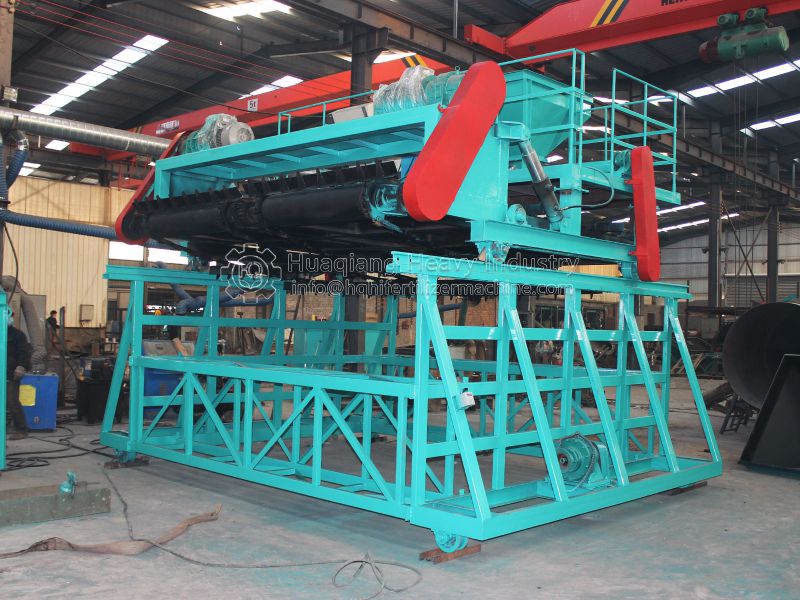 Chain-type compost turner